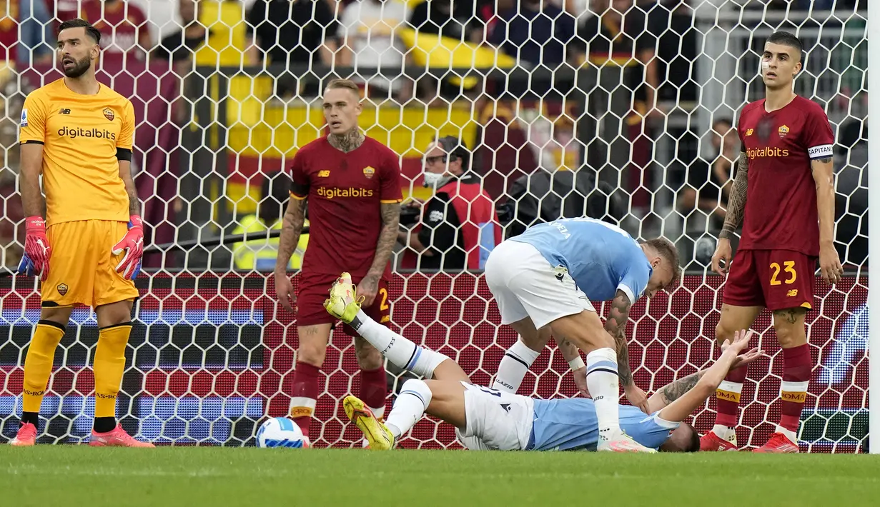 Jose Mourinho menjalani debutnya bersama AS Roma di Derbi della Capitale dengan kekalahan 2-3 dari Lazio dalam pekan ke-6 Liga Italia 2021/2022, Minggu (26/9/2021). Dengan hasil ini, AS Roma tertahan di posisi 4 klasemen sementara dengan raihan 12 poin. (AP/Andrew Medichini)