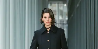 Virginie Viard, creative director dari Chanel, suguhkan koleksi Métiers d'Art 2022 collection pada tanggal 7 Desember 2021 di kota Paris dengan beragam detail memukau. Fashion show kali ini berlokasi di le19M dengan bantuan choreography dari Dimitri Chamblas.