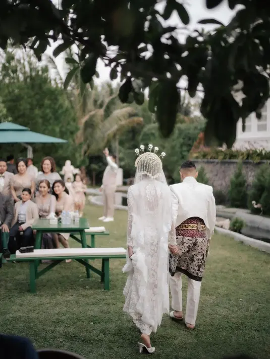 Susan Sameh juga memakai kain batik tulis pengantin Jawa Barat, yang inspirasi rancangannya adalah Sunda Puteri. [Foto: Instagram/didietmaulana]