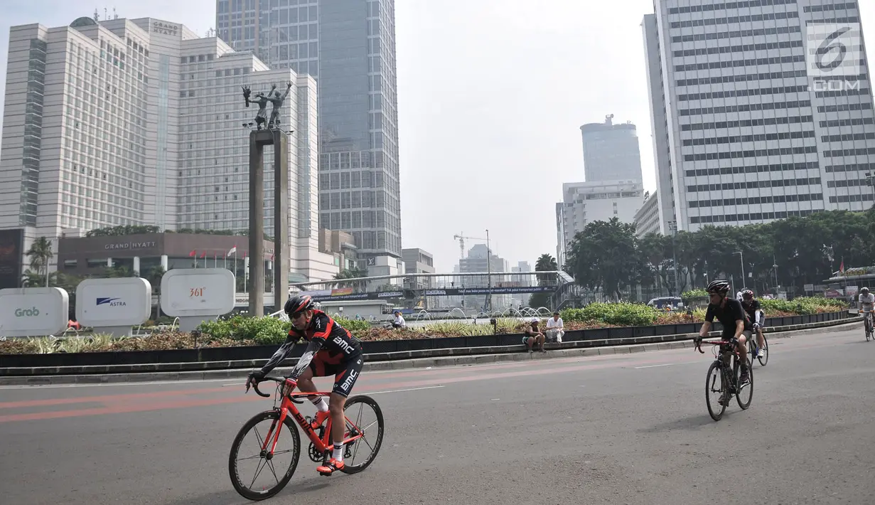 Pengunjung bersepeda saat Car Free Day di Bundaran HI, Jakarta, Minggu (20/5). Jumlah pengunjung CFD di kawasan MH Thamrin dan sekitarnya menurun drastis dikarenakan warga lebih memilih berkegiatan di rumah selama Ramadan. (Merdeka.com/Iqbal S Nugroho)