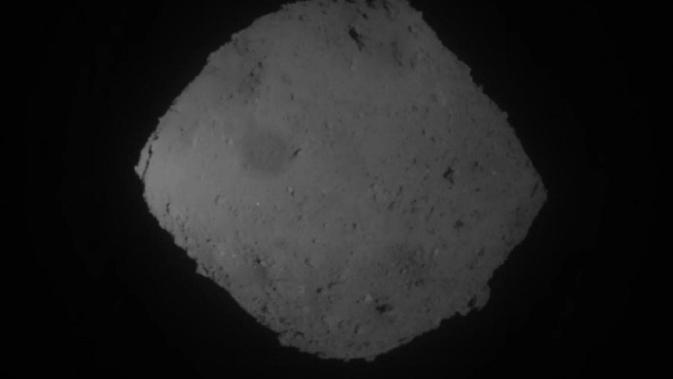Pesawat ruang angkasa Hayabusa2 milik lebaga antariksa Jepang, JAXA, telah mempelajari asteroid Ryugu sedekat 3.000 kaki (900 meter) sejak Juni lalu. (Foto: JAXA)
