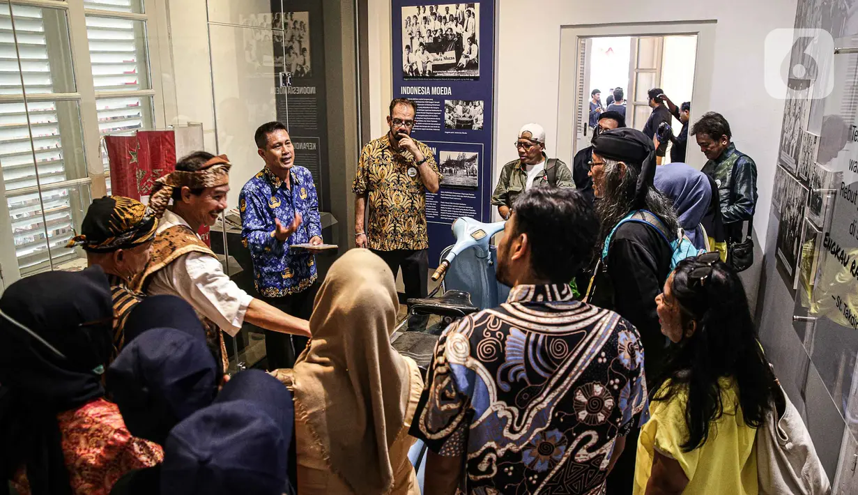 Sejumlah remaja mengunjungi Museum Sumpah Pemuda di Jakarta, Sabtu (28/10/2023). Museum tersebut mengadakan sejumlah kegiatan untuk memperingati Hari Sumpah Pemuda serta lintas sejarah Sumpah Pemuda untuk membangun karakter generasi muda. (Liputan6.com/Faizal Fanani)