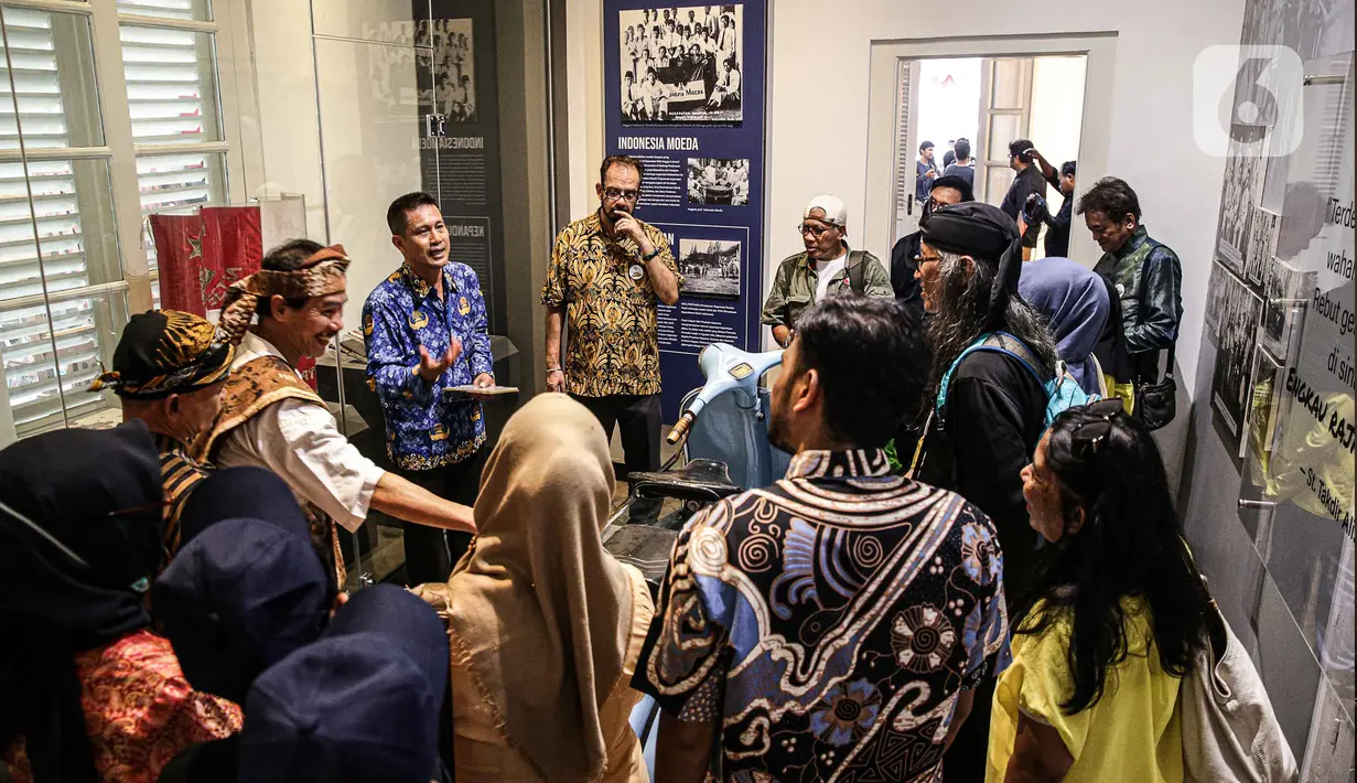 Sejumlah remaja mengunjungi Museum Sumpah Pemuda di Jakarta, Sabtu (28/10/2023). Museum tersebut mengadakan sejumlah kegiatan untuk memperingati Hari Sumpah Pemuda serta lintas sejarah Sumpah Pemuda untuk membangun karakter generasi muda. (Liputan6.com/Faizal Fanani)