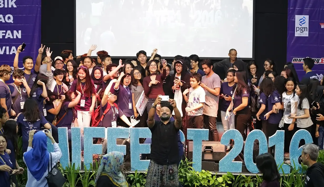 Selain menanggis dengan film Curiga, Rossa juga dibuat takjub oleh 6 film lain di HIFFest 2016. Penyanyi asal Sumedang itu menilai, bahwa apa yang yang dibuat bukan seperti karya anak SMP. (Foto: Bambang E. Ros/Bintang.com)