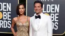 Model Rusia, Irina Shayk dan aktor Bradley Cooper bergandengan tangan saat berpose di karpet merah Golden Globe Awards ke-76 di Beverly Hills, California (6/1). (Frazer Harrison/Getty Images/AFP)