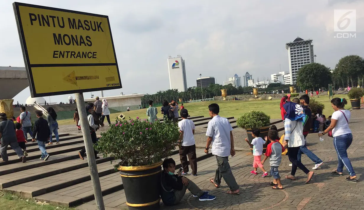 Suasana kawasan wisata Monumen Nasional (Monas) di Jakarta, Minggu (17/6). Di H+2 Lebaran, Monas masih menjadi salah satu destinasi wisata bagi warga Ibu Kota dan sekitarnya. (Liputan6.com/Immanuel Antonius)