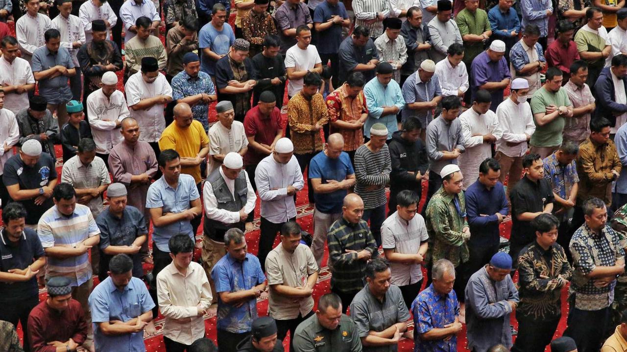Niat Sholat Jumat Beserta Tata Caranya yang Benar, Lengkap Buat Imam dan Makmum