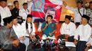 Ketua Umum Partai Idaman (Islam Damai Aman) Rhoma Irama (tengah) bersama sejumlah pengurus partai memberikan keterangan pers usai acara deklarasi Partai Idaman di Jakarta, Sabtu (11/7/2015). (Liputan6.com/Yoppy Renato)