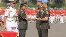 Panglima TNI Jenderal TNI Dr. Moeldoko memberikan Tongkat Komando kepada Mayjen TNI Andika Perkasa, Markas Komando Paspampres, Jakpus, Rabu (22/10/2014) (Dok.Puspen TNI)