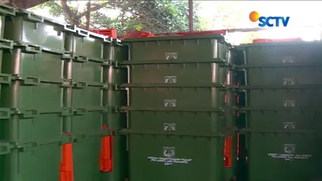 Tahun ini, Dinas Lingkungan Hidup DKI Jakarta membeli 2640 tong sampah dengan harga $ 247 atau Rp 3,3 juta per unit.