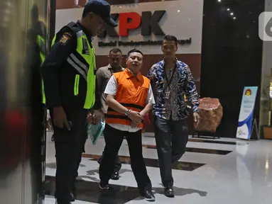 Tersangka Saefulah dari unsur swasta keluar dari gedung KPK usai pemeriksaan di Jakarta, Jumat (10/1/2020). Saefulah yang ditangkap pada operasi tangkap tangan (OTT) itu ditahan dalam kasus dugaan penerimaan hadiah atau janji penetapan anggota DPR Terpilih 2019-2024. (Liputan6.com/Herman Zakharia)