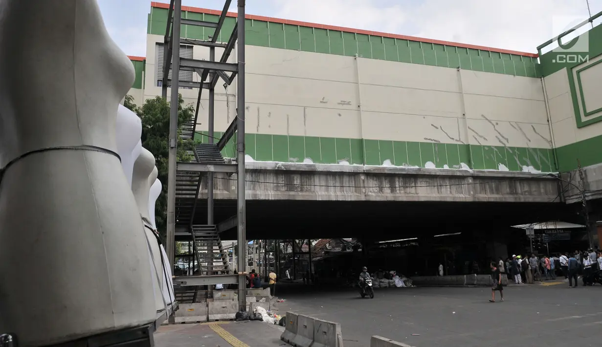 Sejumlah orang berkumpul di sekitar Pasar Tanah Abang, Jakarta, Rabu (22/5/2019). Dampak kericuhan di sekitar Pasar Tanah Abang yang berlangsung sejak dini hari, aktivitas perdagangan di kawasan tersebut lumpuh total. (merdeka.com/Iqbal S Nugroho)