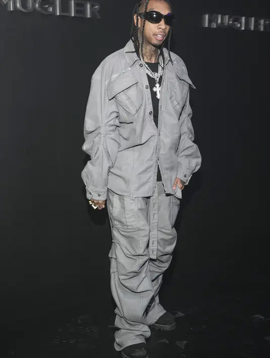 Tyga berpose untuk fotografer setibanya di Mugler x Hunter Schafer Party di Paris, Selasa, 7 Maret 2023. Tyga dan Avril Lavigne pertama kali terlihat makan bersama di Nobu bulan lalu, tetapi seorang sumber mengatakan kepada People bahwa tak ada hubungan spesial.(Scott Garfitt/Invision/AP)