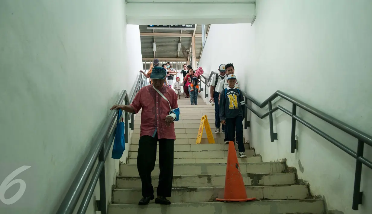 Sejumlah penumpang menuruni tangga untuk melintasi terowongan penyeberangan penumpang di Stasiun Manggarai Jakarta, Senin (20/3). Terowongan ini diharapkan mempermudah akses penumpang menuju atau meninggalkan peron stasiun. (Liputan6.com/Gempur M. Surya)