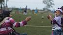 Seorang ibu dan anaknya berfoto saat menonton  Bhayangkara FC melawan Persita pada laga uji coba di Lapangan NYTC Sawangan, Depok, (11/01/2018). Bhayangkara FC kalah 0-2. (Bola.com/Nicklas Hanoatubun)