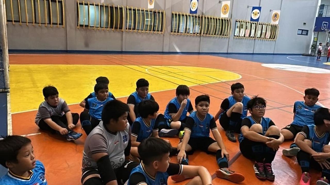 Putra Gantengnya Tanding Futsal, Begini Potret Kris Dayanti yang Rela Ngemper Bareng Amora Demi Beri Dukungan