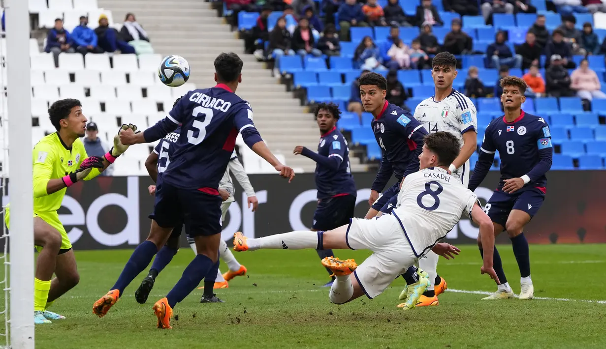 Gelandang Timnas Italia U-20, Cesare Casadei mencetak gol pertama ke gawang Republik Dominika pada laga terakhir Grup D Piala Dunia U-20 2023 di Malvinas Argentinas Stadium, Mendoza, Argentina (27/5/2023). (AP Photo/Natacha Pisarenko)