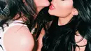 Kekompakan Kendall Jenner dan Kylie Jenner kerap membuat banyak orang iri. Tak hanya kompak dalam fashion, mereka juga selalu tampak cantik. (via instagram/@kyliejenner)