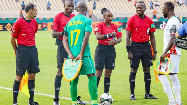 Foto: Potret Salima Mukansanga, Wasit Wanita Pertama Dalam Sejarah Piala Afrika