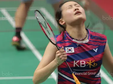 Ekspresi kecewa Chae Yoo-jung saat gagal mengembalikan kok ke arah Greysia/Apriyani pada perempatfinal Daihatsu Indonesia Master 2018 di Istora Senayan, Kamis (26/1/2018). Greysia/Apriyani menang 21-16,21-15 (Bola.com/Nick Hanoatubun)