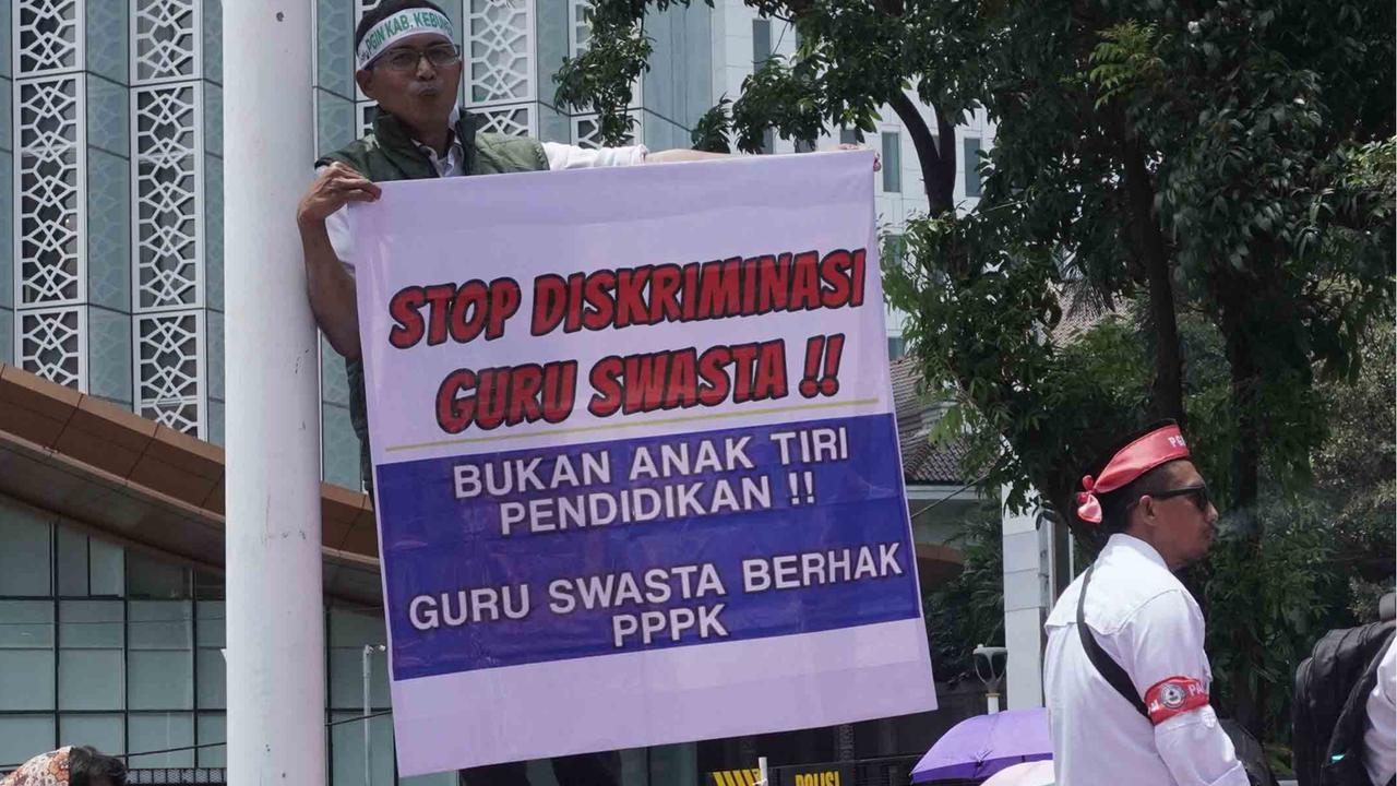 FOTO: Demo Guru Madrasah Swasta Tuntut Diangkat Jadi PPPK