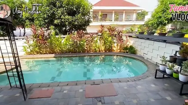 Rumah Orangtua Ussy Sulistiawaty
