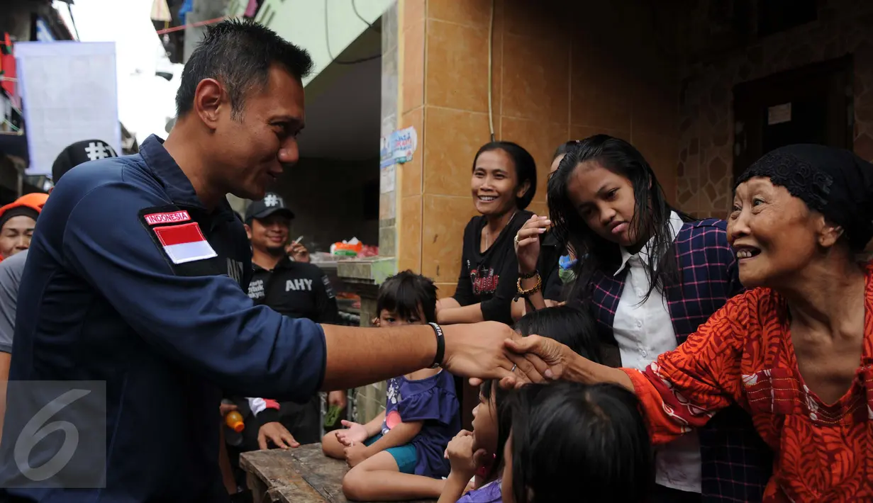 Cagub DKI Jakarta, Agus Harimurti Yudhoyono  menyalami warga saat blusukan di kawasan Kampung Pulo, Jakarta, Selasa (27/12). Dalam Kampanyenya AHY berjanji untuk mengurangi jumlah pengangguran dan penciptaan lapangan kerja. (Liputan6.com/Gempur M Surya)