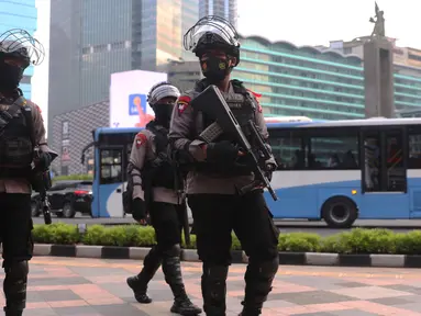 Aparat kepolisian bersenjata lengkap melakukan penjagaan di kawasan Bundaran Hotel Indonesia (HI), Jakarta, Rabu (12/5/2021). Pengamanan ketat tersebut dilakukan untuk menjaga perayan Idul Fitri 1442 di jantung Ibu Kota. (Liputan6.com/Angga Yuniar)