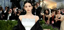Kehadiran Karina aespa  di Met Gala tahun ini sekaligus menandai debut resminya di ajang fashion paling prestisius tersebut. [Instagram/@karinanbkls0411/@kathsavier].