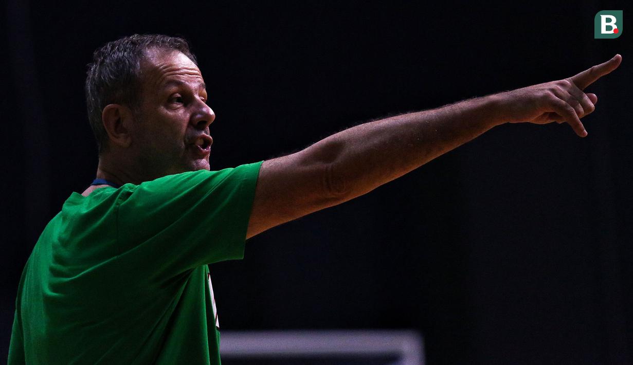 Pelatih kepala Timnas Basket Indonesia, Milos Pejic memberikan arahan kepada pemainnya saat pemusatan latihan Timnas Basket Indonesia untuk SEA Games 2023 Kamboja di GBK Arena, Senayan, Jakarta, Rabu (03/05/2023). (Bagaskara Lazuardi)