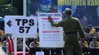 Petugas pertahanan Sipil atau Hansip membantu petuagas KPPS dalam menjaga keamanan selama berlangsungnya proses pemungutan suara dalam simulasi pengamanan TPS di Mapolda Metro Jaya, Jakarta, Senin (07/04). Foto/Liputan6.com : Andrian Martinus Tunay