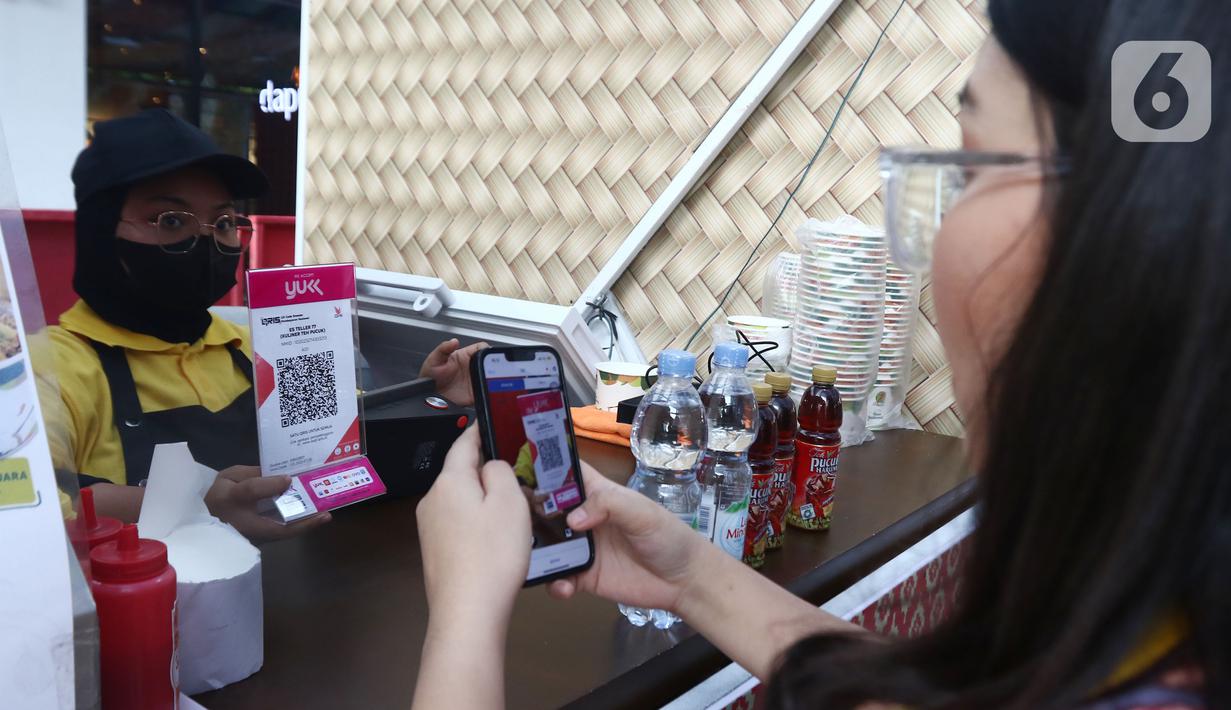 Pembeli melakukan transaksi belanja dengan QRIS di Jakarta, Jumat (28/7/2023). (Liputan6.com/Angga Yuniar)