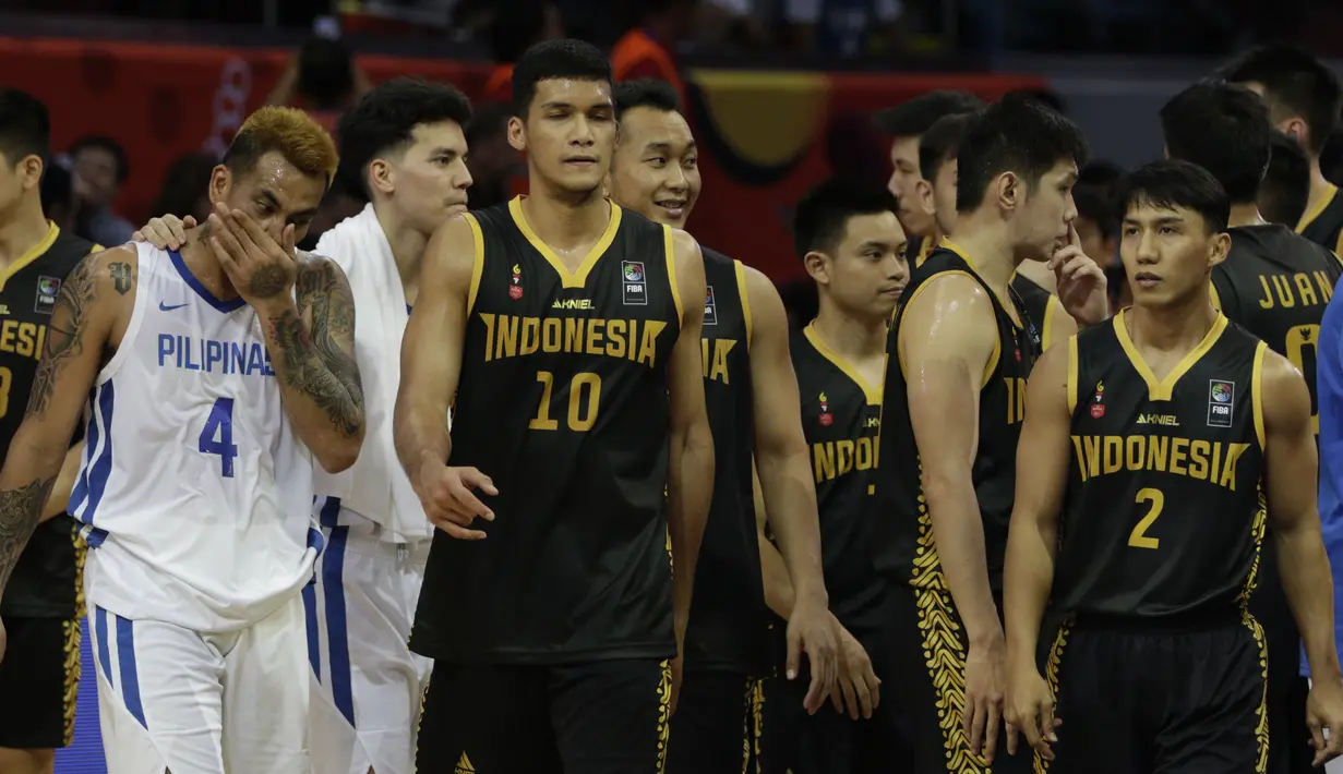 Para pebasket Indonesia tampak kecewa usai dikalahkan Filipina pada semifinal SEA Games 2019 di Mall Of Asia Arena, Manila, Senin (9/12). Indonesia kalah 97-70 dari Filipina. (Bola.com/ M Iqbal Ichsan)