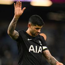 Bek Tottenham Hotspur asal Argentina bernomor punggung 17, Cristian Romero, melambaikan tangan kepada para penggemar saat meninggalkan lapangan setelah pertandingan Liga Inggris antara Burnley dan Tottenham Hotspur di Turf Moor, Burnley, Inggris barat laut pada 24 Januari 2026. Pertandingan berakhir 2-2. (Oli SCARFF/AFP)