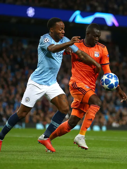 Pemain Manchester City, Raheem Stirling (kiri) berebut bola dengan Pape Cheikh dari Lyon saat bertanding pada matchday pertama Grup F Liga Champions di Stadion Etihad, Manchester, Rabu (19/9). City kalah 1-2 dari Lyon. (AP Photo/Dave Thompson)