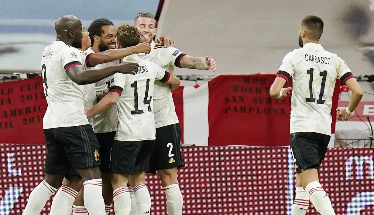 Para pemain Belgia merayakan gol yang dicetak oleh Jason Denayer ke gawang Denmark pada laga UEFA Nations League di Stadion Parken, Minggu (6/9/2020). Belgia menang 2-0 atas Denmark. (Liselotte Sabroe/Ritzau Scanpix via AP)