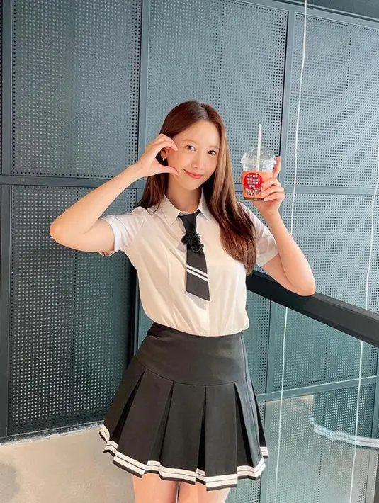 Kali ini pemeran Miho di serial drama Korea Big Mouth itu cosplay jadi anak SMA mengenakan seragam. Ia disebut terlihat makin segar setelah naik berat badan. (Instagram/yoona_lim).
