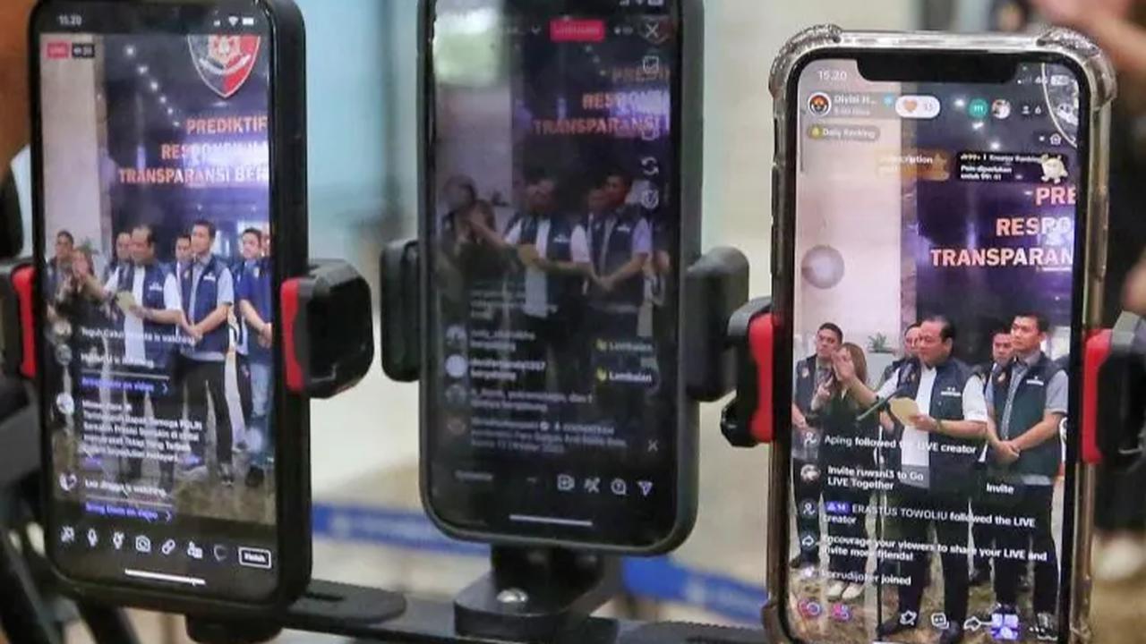 Saat ini ada 8 orang tersangka dalam kasus pengaturan skor pada pertandingan klub X dan klub Y. Salah satu tersangka masih diburu polisi.