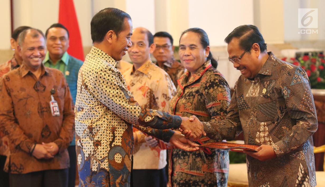 Presiden Joko Widodo menyerahkan dokumen Strategi Nasional (Stranas) Pencegahan Korupsi kepada Jaksa Agung HM Prasetyo di Istana Negara, Jakarta, Rabu (13/3). (Liputan6.com/Angga Yuniar)