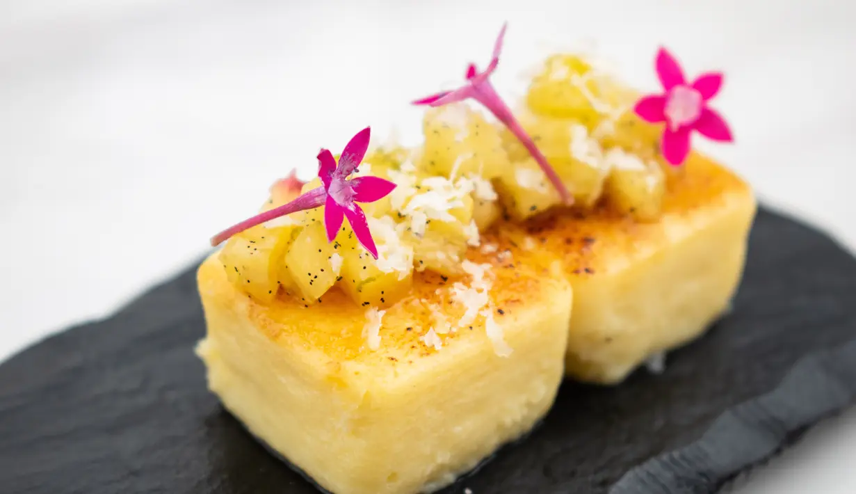 Tape bakar yang kerap menjadi teman minum teh di Indonesia, kini hadir dalam bentuk cheese cake dan dibakar bagian atasnya hingga terdapat terksture karamel. Sebagai pelengkap, potongan buah nanas yang sudah dibalur dengan saus manis memaksimalkan tampilan sajian ini. /Foto dok: Park Hyatt Jakarta.