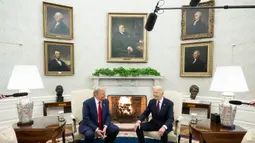 Pada pertemuan tersebut, Donald Trump berterima kasih kepada Presiden AS, Joe Biden menjanjikan peralihan kekuasaan yang mulus. (SAUL LOEB/AFP)