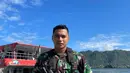 Inilah potret gagah Aprilio Manganang saat memakai seragam TNI sambil menggenggam senjata. (FOTO: instagram.com/manganang92/)