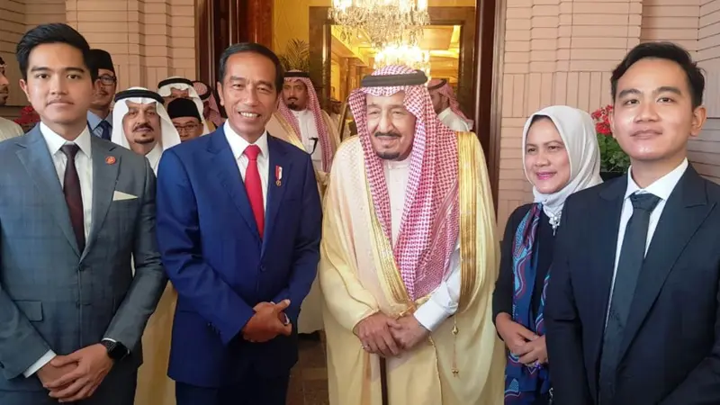 Presiden Joko Widodo atau Jokowi dan keluarga berfoto bersama Raja Salman bin Abdulaziz