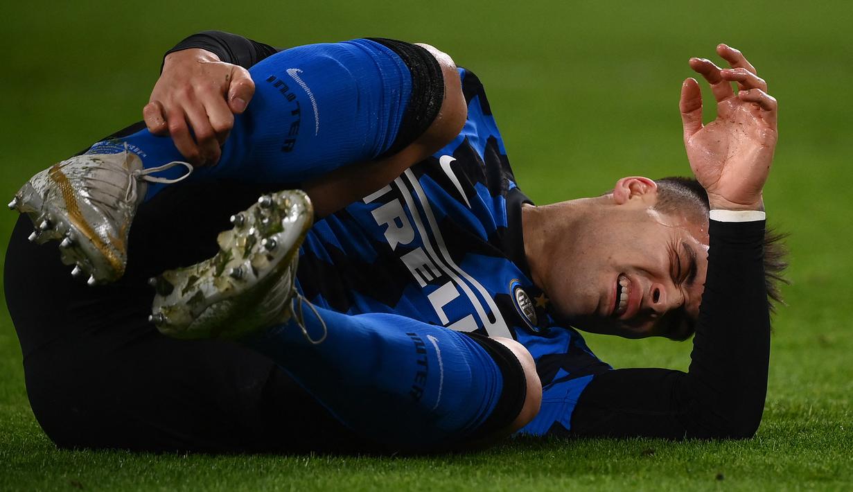 Striker Inter Milan, Lautaro Martinez mengalami cedera dalam laga leg kedua semifinal Coppa Italia 2020/21 melawan Juventus di Juventus Stadium, Turin, Selasa (9/2/2021). Inter Milan bermain imbang 0-0 dan gagal lolos ke final. (AFP/Marco Bertorello)