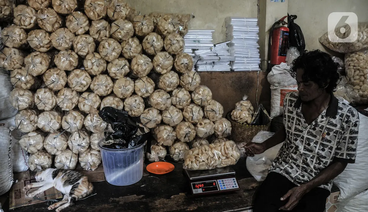 Pekerja mengemas kerupuk kulit yang telah digoreng di industri rumahan kawasan Bogor, Minggu (26/9/2021). Sebelum Covid-19 melanda biasanya pelaku usaha kerupuk kulit mampu memproduksi 30 lembar kulit sapi dalam sehari, namun kini hanya 12-15 lembar kulit per hari. (merdeka.com/Iqbal S Nugroho)