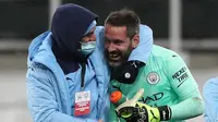 Kemenangan 4-3 Manchester City atas tuan rumah Newcastle United, Jumat (14/5/2021) memberi arti tersendiri bagi Scott Carson, kiper ketiga The Citizens. Setelah menunggu hampir 10 tahun, tepatnya 3645 hari, ia tampil lagi di Premier League. Berikut perjalannnya. (AFP/Peter Powell/Pool)