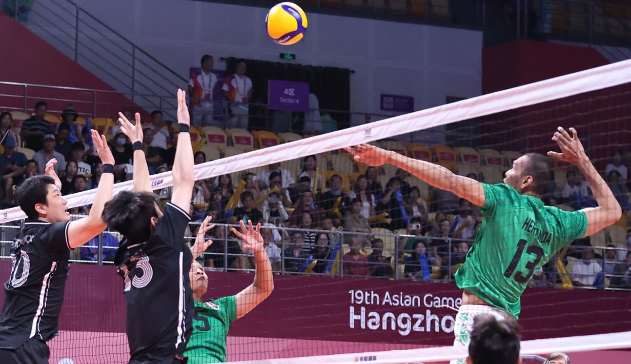 Pemain Timnas bola voli putra Indonesia, Hernanda Zulfi (kanan) bersiap melepaskan spike memanfaatkan umpan Dio Zulfikri saat menghadapi Korea Selatan pada laga perebutan peringkat 7-8 Asian Games 2022 di LSC Gymnasium, Hangzhou, China, Selasa (26/9/2023) siang WIB. (AVCVolley)