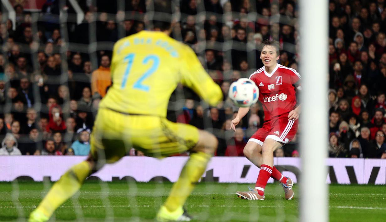 Pemain Great Britain & Ireland, Brooklyn Beckham berusaha mencetak gol pada laga amal melawan World XI di Old Trafford, Inggris, Sabtu (14/11/2015) dini hari WIB. (Action Images via Reuters/Alex Morton)