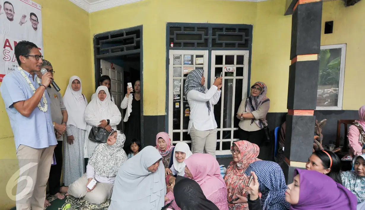 Cawagub DKI Jakarta, Sandiaga Salahudin Uno menyampaikan program kerja ke warga, Jakarta, Rabu (16/11). Rencana Cawagub Sandiaga Uno, untuk memberikan bantuan dana kepada para pelaku UKM disambut positif warga. (Liputan6.com/Yoppy Renato)