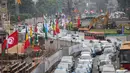 Deretan bendera negara peserta Konferensi Asia Afrika ke-60 terpasang di dinding proyek MRT kawasan Bundaran HI, Jakarta, Selasa (14/4/2015). Persiapan ini dilakukan di sepanjang jalur yang dilalui peserta negara KAA ke-60.  (Liputan6.com/Faizal Fanani)